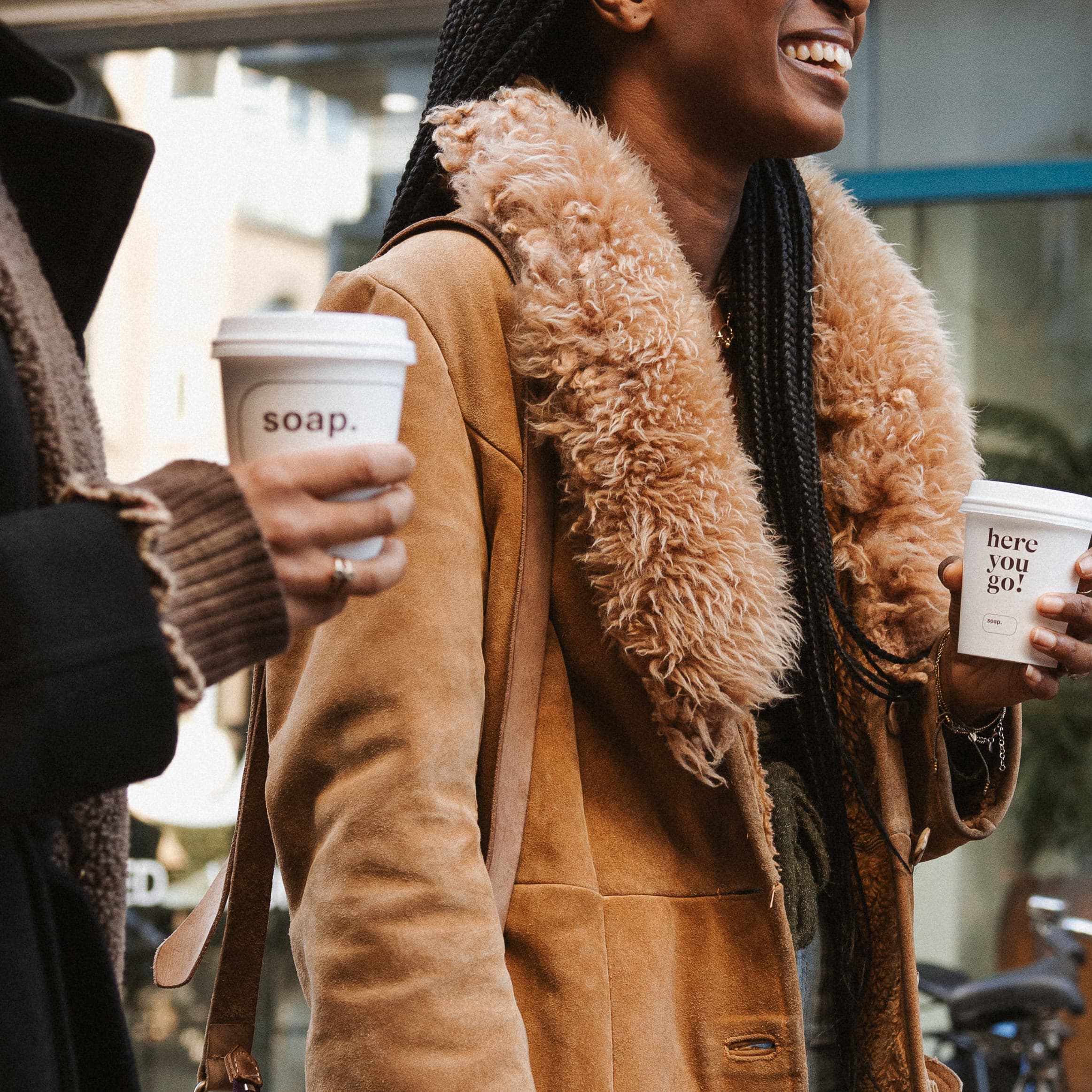 Twee vrouwen buiten met een koffiebeker van Soap