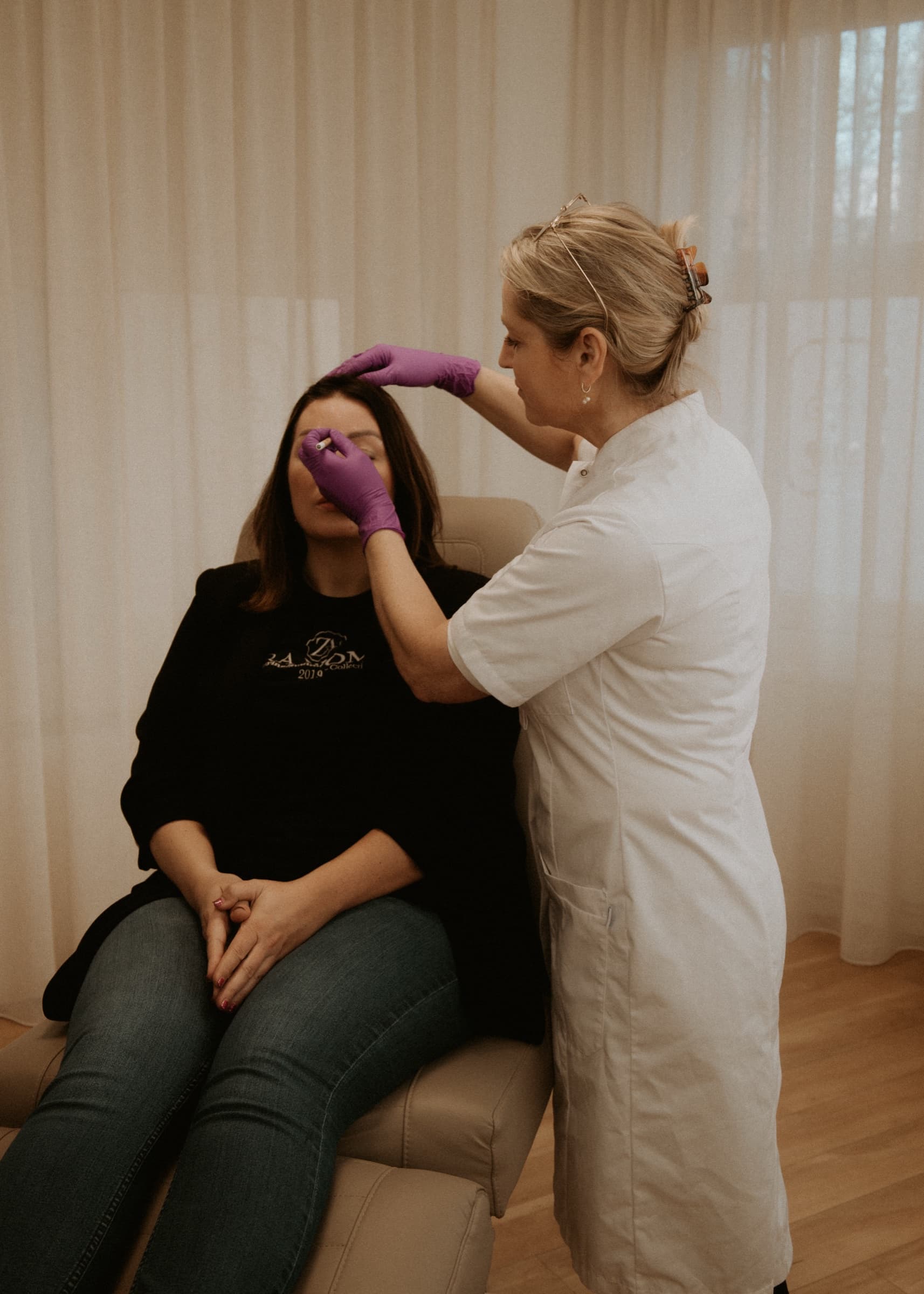Arts van Soap met cliënt voor fillers in de wangen