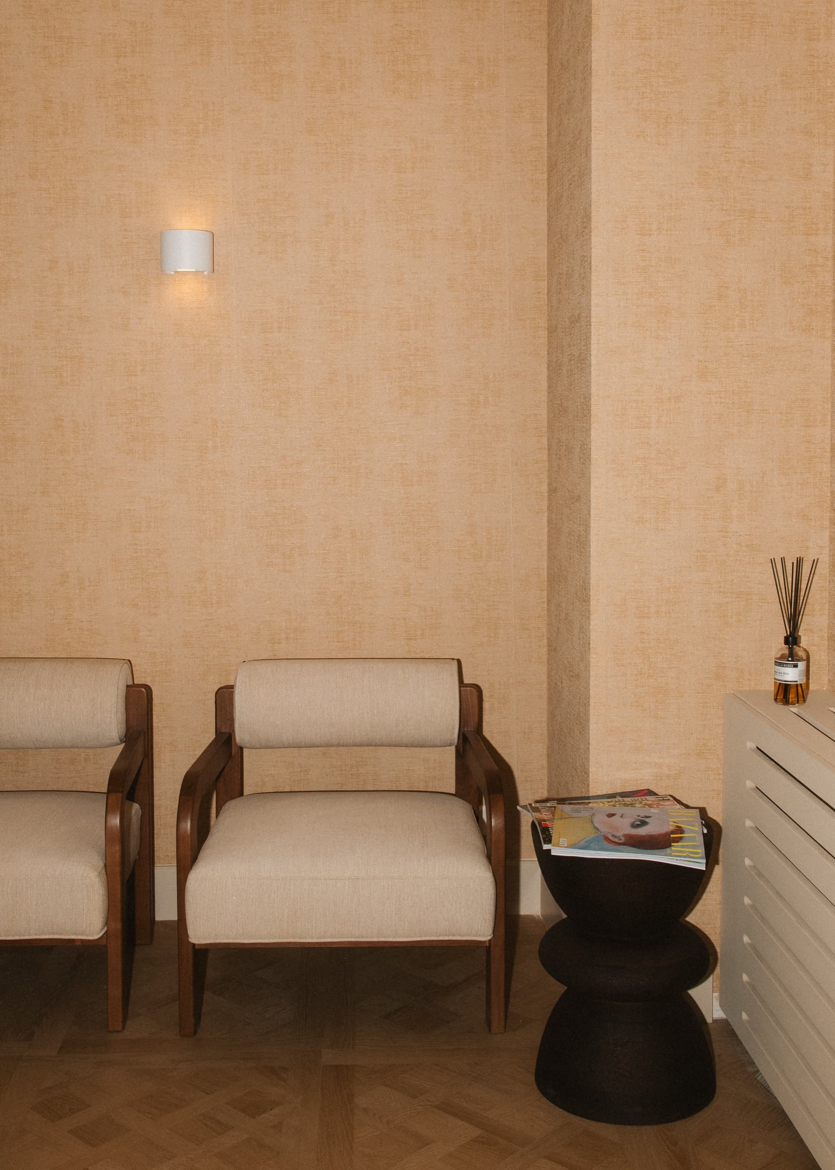 Rustige wachtruimte van Soap met twee crèmekleurige fauteuils