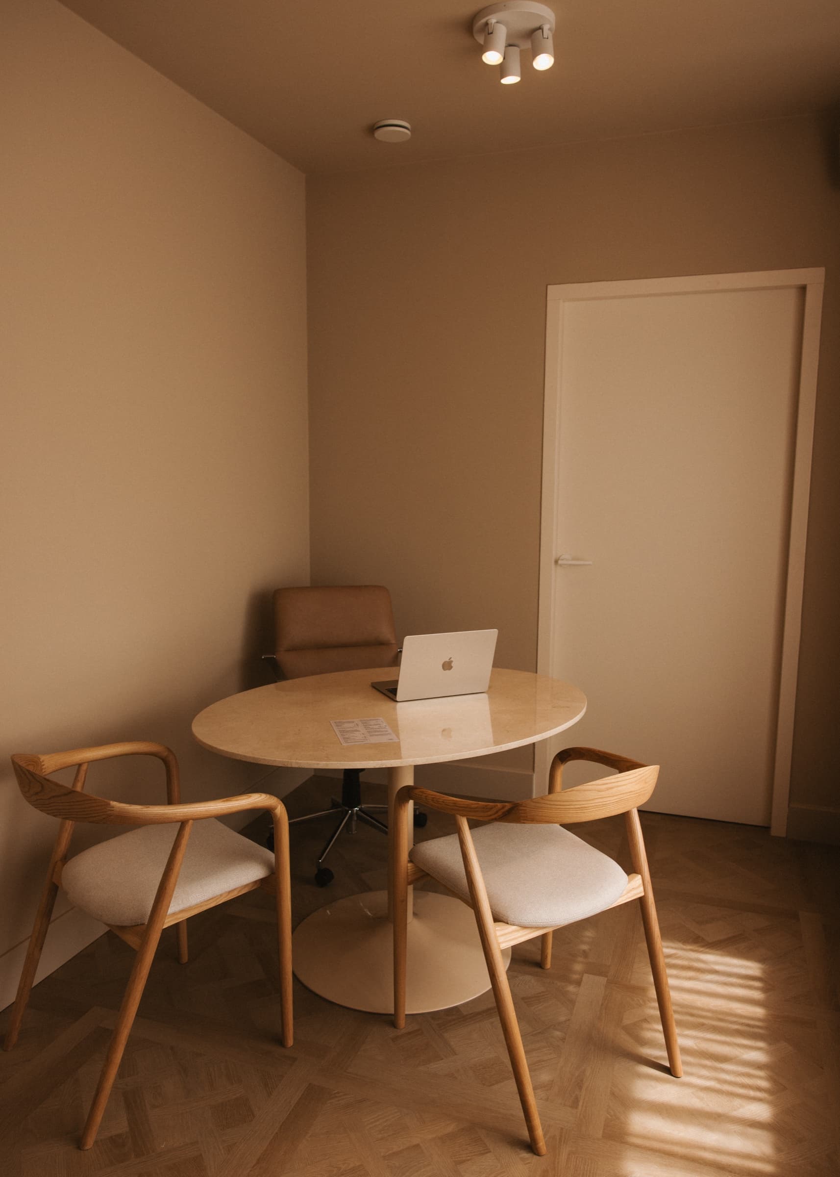 Rustige consultkamer van Soap met een ronde tafel en twee stoelen