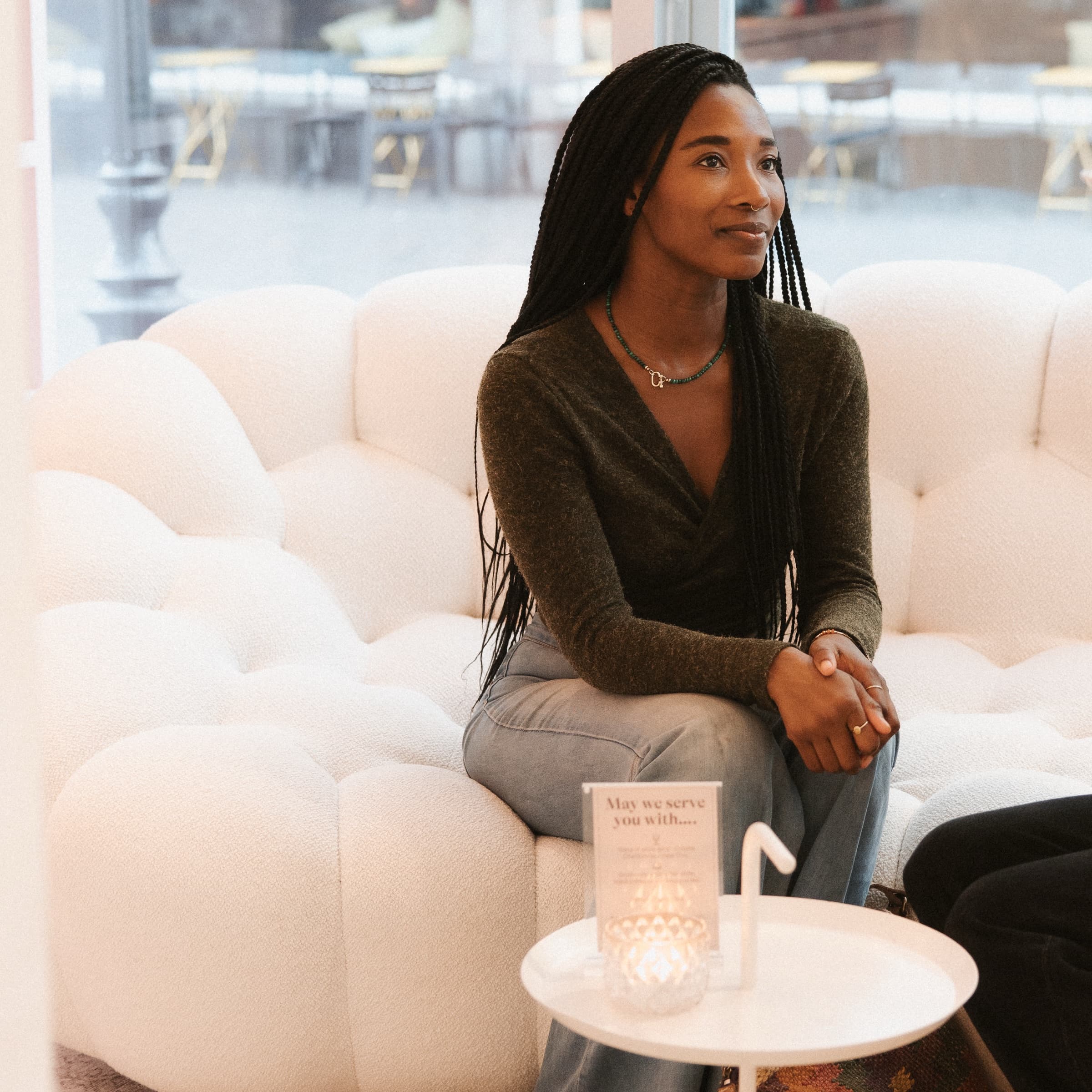 Cliënte wacht ontspannen op de bank in de lounge van Soap