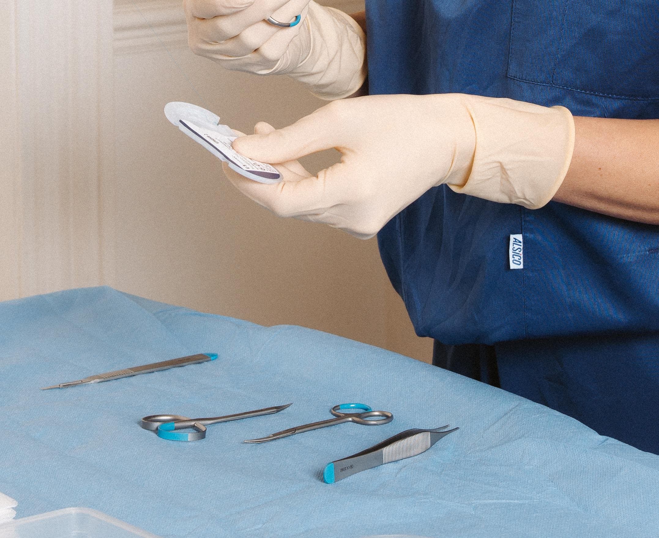 Chirurgisch instrumentarium klaargelegd voor een ooglidcorrectie bij Soap Clinics