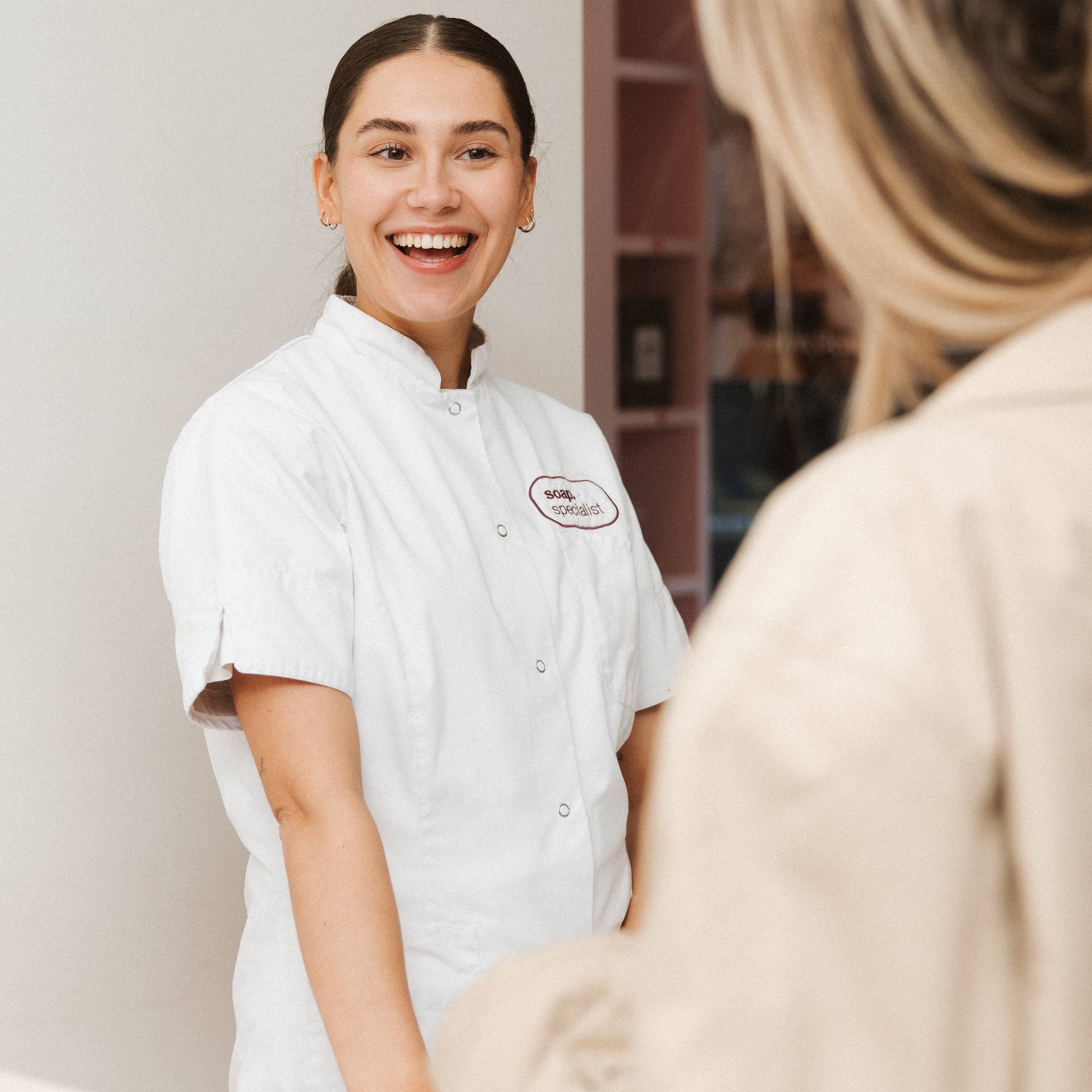 Soap specialist in gesprek over een gezichtsbehandeling in Utrecht