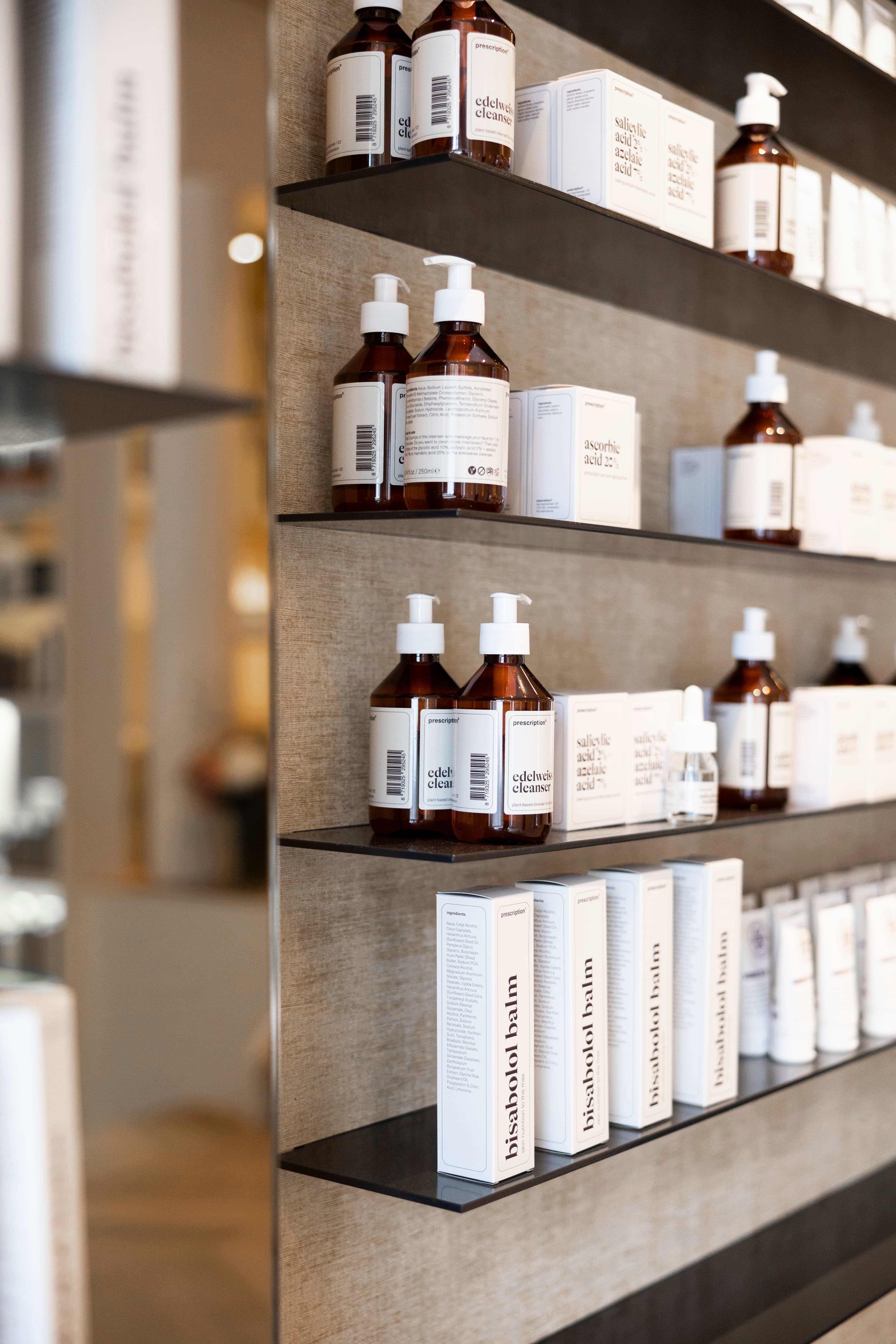 Schap met huidverzorgingsproducten bij Soap, gezichtsbehandeling Amsterdam
