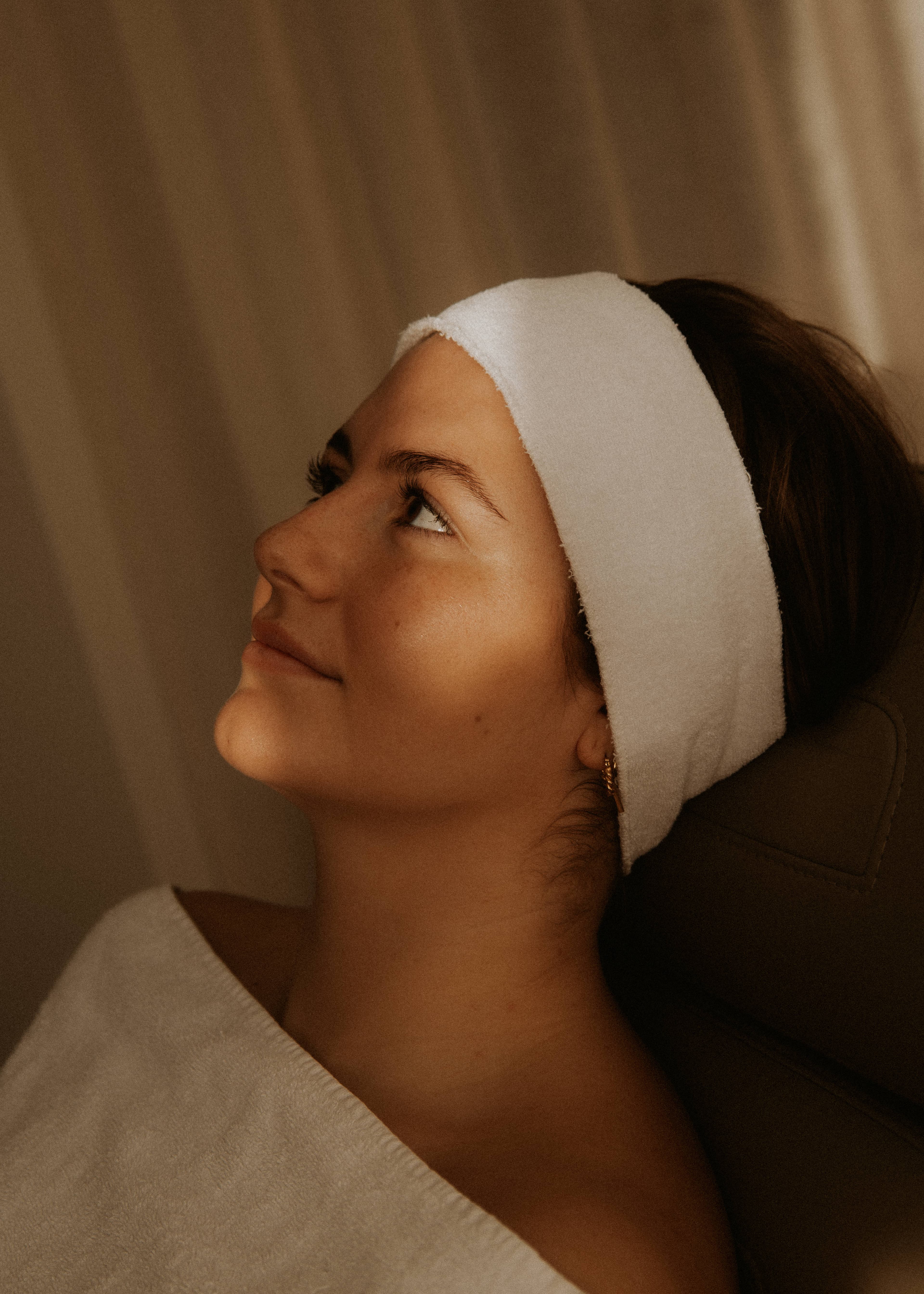Cliënte ontspannen tijdens een facial bij Soap, gezichtsbehandeling Utrecht