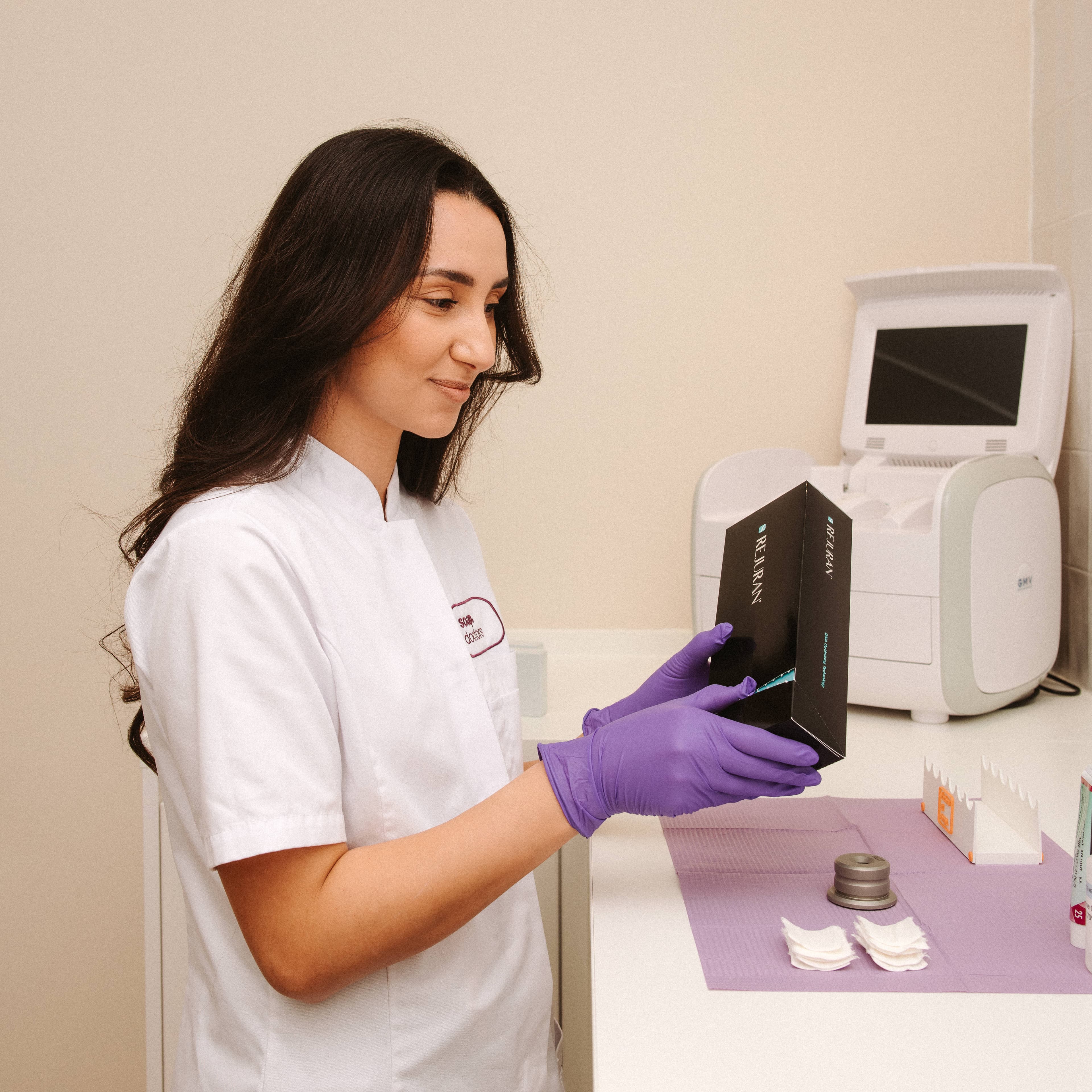 Cosmetisch arts bereidt een fillerbehandeling voor bij SOAP Haarlem