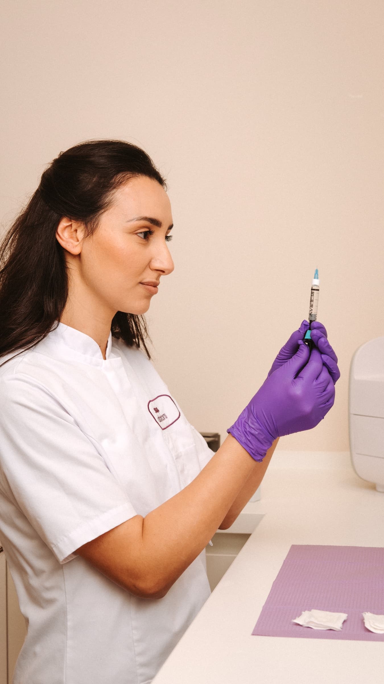 Arts van Soap bereidt een injectie voor in de behandelkamer